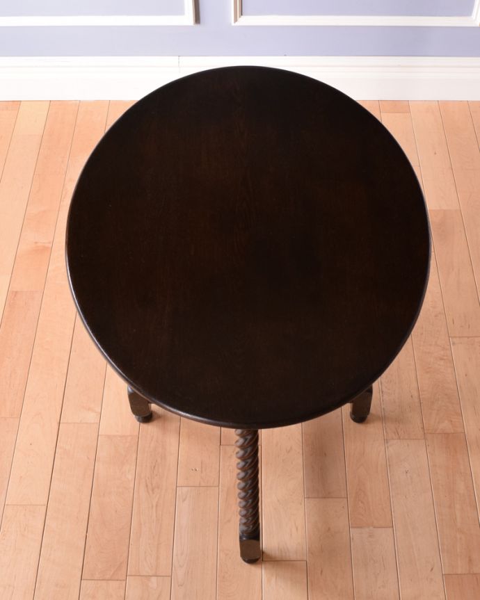 アンティークのテーブル　アンティーク家具　英国のアンティーク家具、ツイストの脚が美しい丸い天板のオケージョナルテーブル。上から見ると、天板はこんな感じ。(q-904-f)