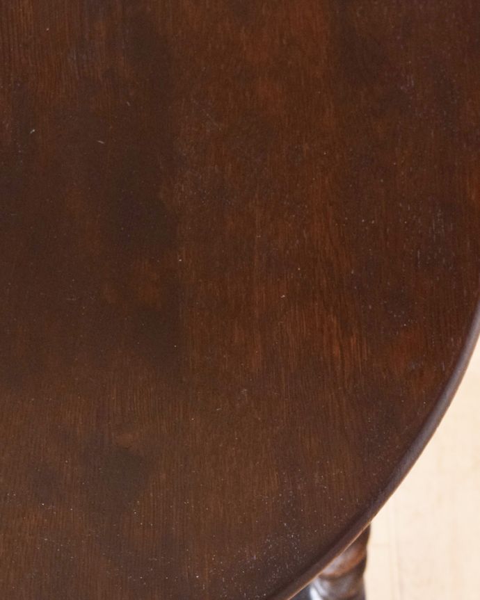 アンティークのテーブル　アンティーク家具　英国のアンティーク家具、ツイストの脚が美しい丸い天板のオケージョナルテーブル。木目も美しいです。(q-904-f)