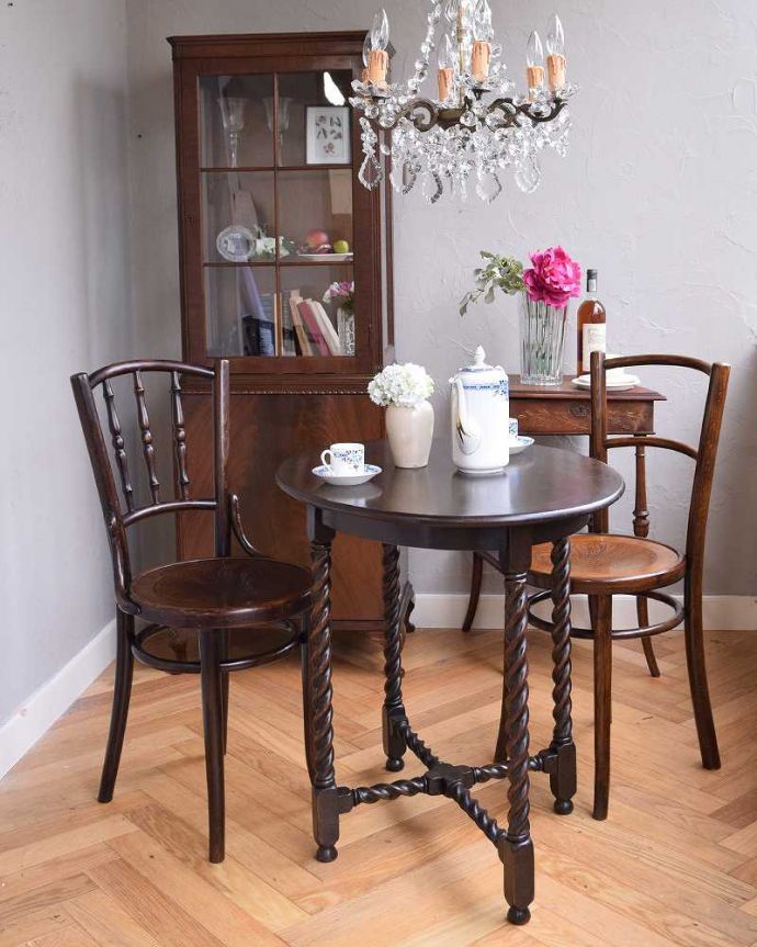 アンティークのテーブル　アンティーク家具　英国のアンティーク家具、ツイストの脚が美しい丸い天板のオケージョナルテーブル。。(q-904-f)