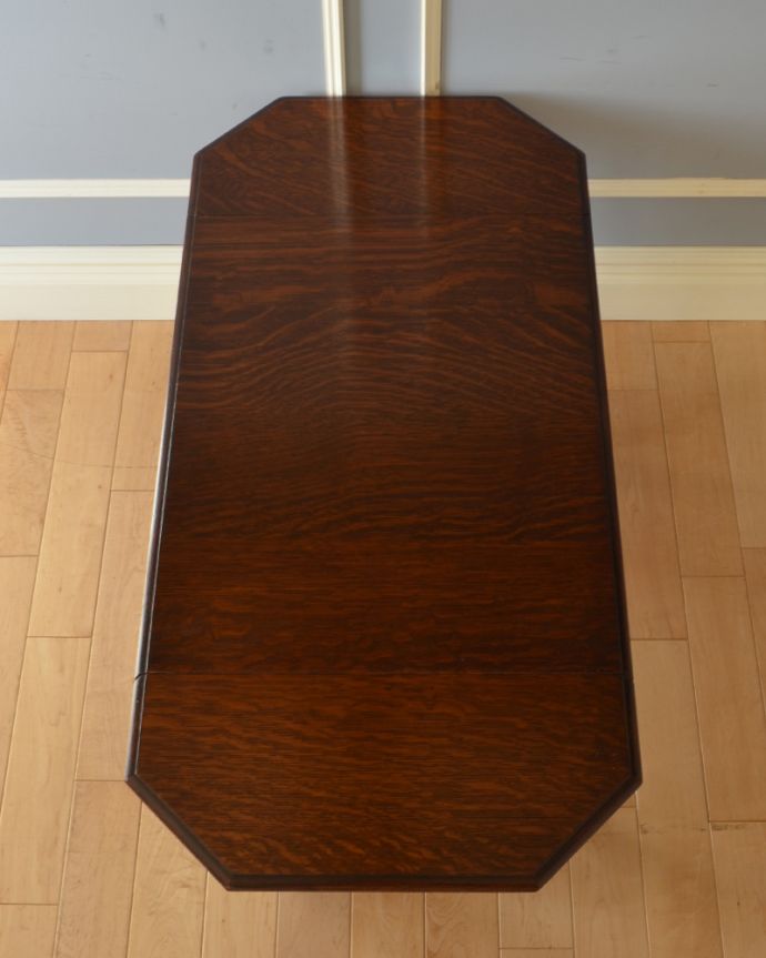 アンティークのテーブル　アンティーク家具　バタフライタイプのコーヒーテーブル、アンティークの英国家具。広げた状態の天板です。(q-905-f)