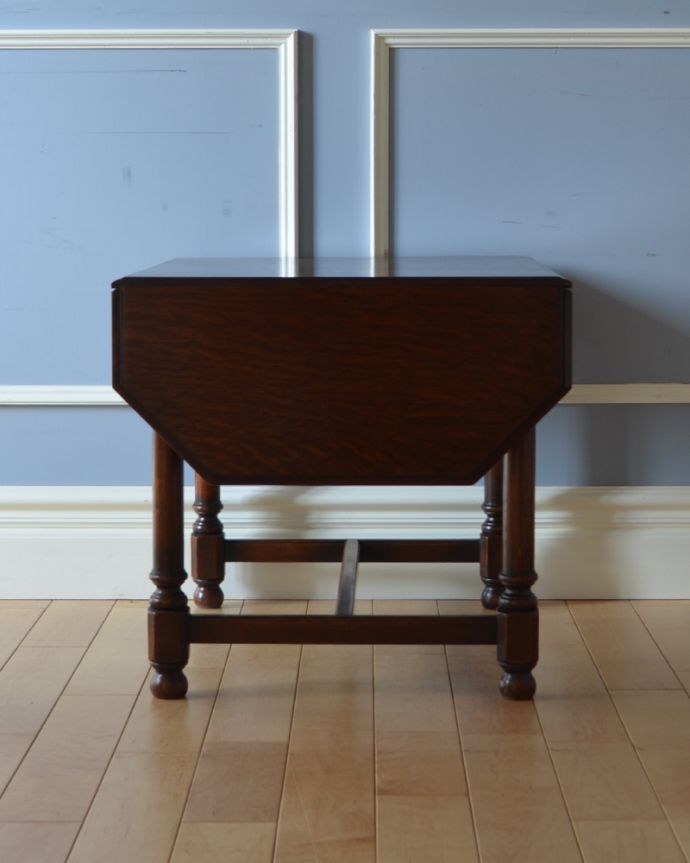 アンティークのテーブル　アンティーク家具　バタフライタイプのコーヒーテーブル、アンティークの英国家具。アンティークは新品ではないので、もちろん経年変化によるキズはありますが、専門の職人が目立たないようキレイにお直しをしているので、後姿までキレイです。(q-905-f)