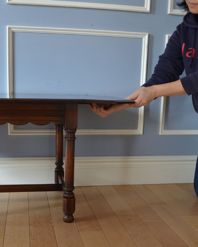 アンティークのテーブル　アンティーク家具　バタフライタイプのコーヒーテーブル、アンティークの英国家具。バーを引っ張り出すだけなので、組み立ても簡単！女性の力で大丈夫です。(q-905-f)