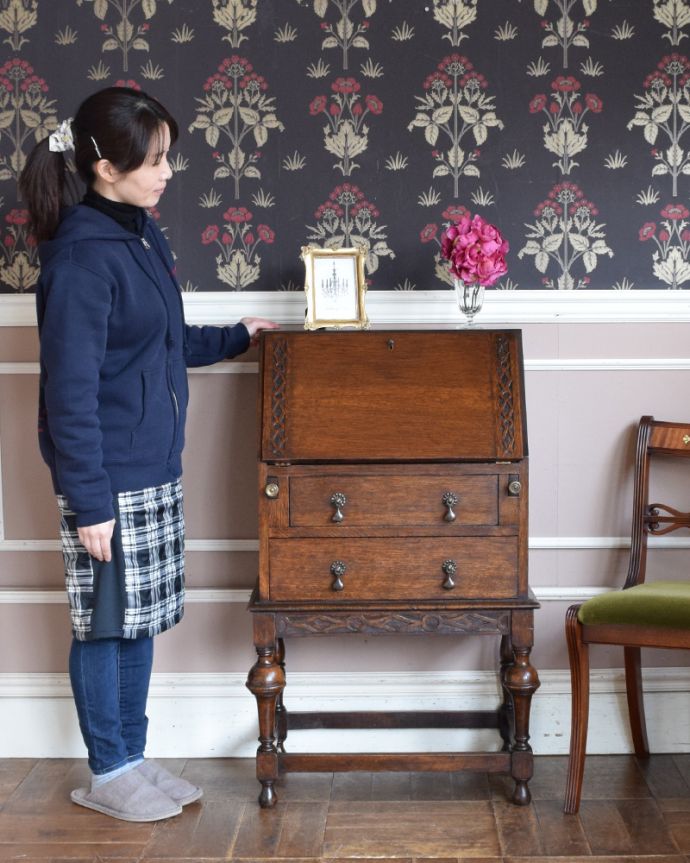 ビューロー アンティーク家具 小さいサイズのライティングビューロー、アンティークの英国輸入家具。英国らしい重厚感あるアンティークビューローです。(q-907-f)