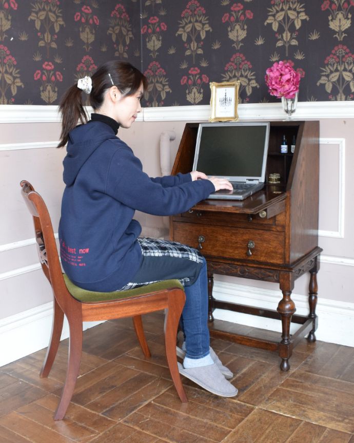 ビューロー アンティーク家具 小さいサイズのライティングビューロー、アンティークの英国輸入家具。落ち着いた雰囲気のビューロー。(q-907-f)