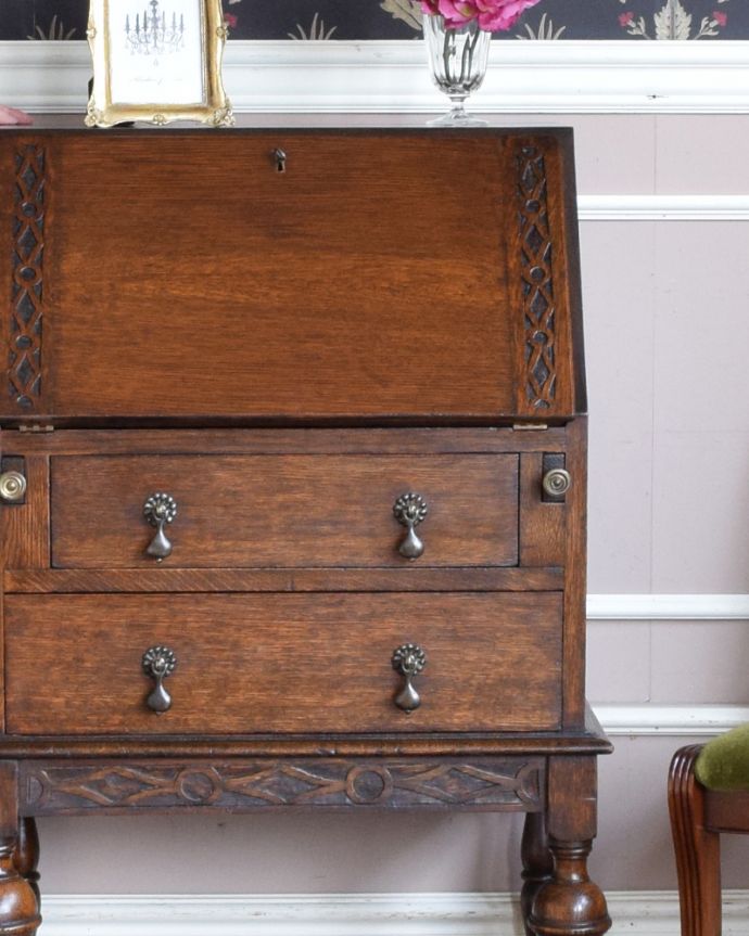 ビューロー アンティーク家具 小さいサイズのライティングビューロー、アンティークの英国輸入家具。外国製のビューローは装飾があちこちにあるので、絵になるアイテム。(q-907-f)