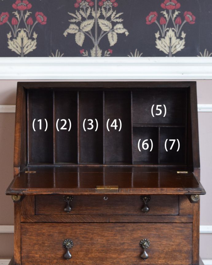 ビューロー アンティーク家具 小さいサイズのライティングビューロー、アンティークの英国輸入家具。化粧品やアクセサリーも整理しやすく、パソコンデスクだけではなく、奥様のドレッサー代わりにも使えます!棚板は固定です。(q-907-f)