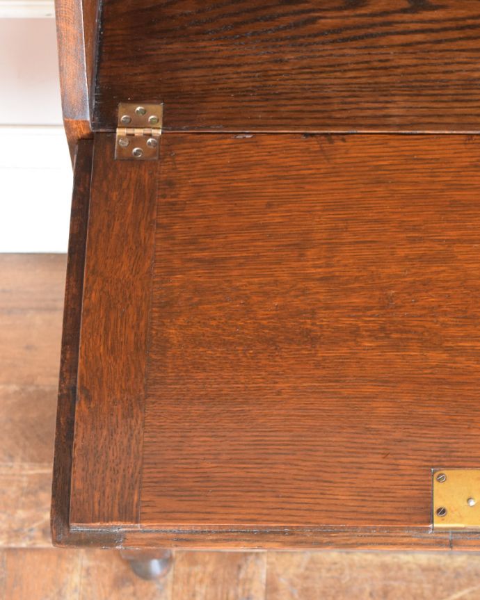 ビューロー アンティーク家具 小さいサイズのライティングビューロー、アンティークの英国輸入家具。天板は、木肌で仕上がっています。(q-907-f)