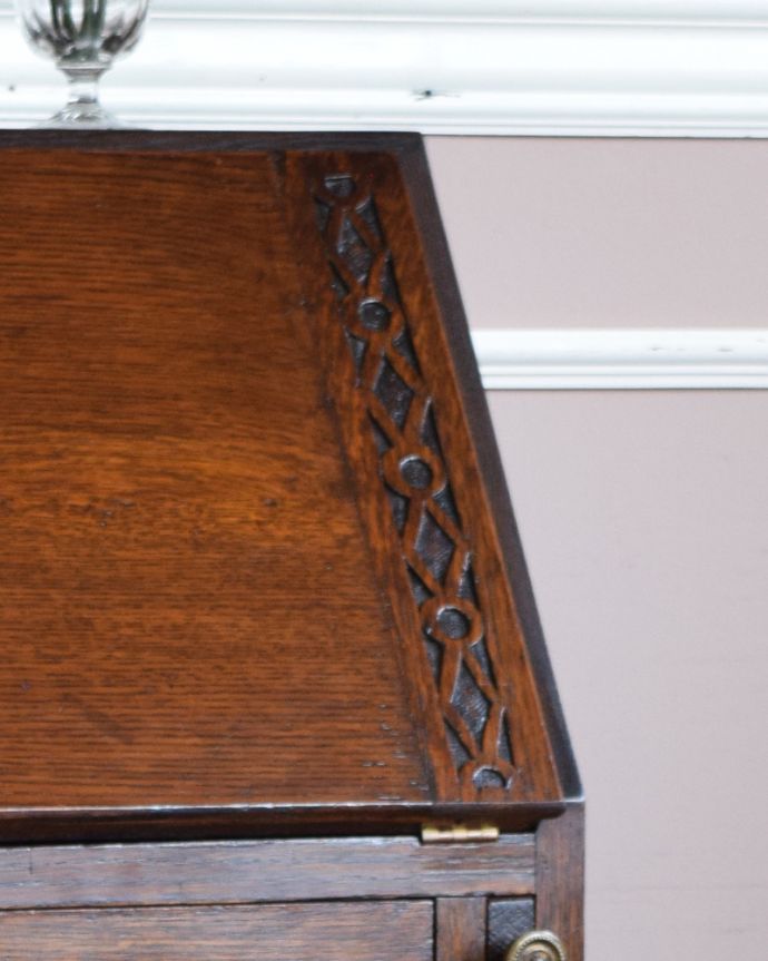 ビューロー アンティーク家具 小さいサイズのライティングビューロー、アンティークの英国輸入家具。英国家具らしい重厚感のある彫りが施されています。(q-907-f)