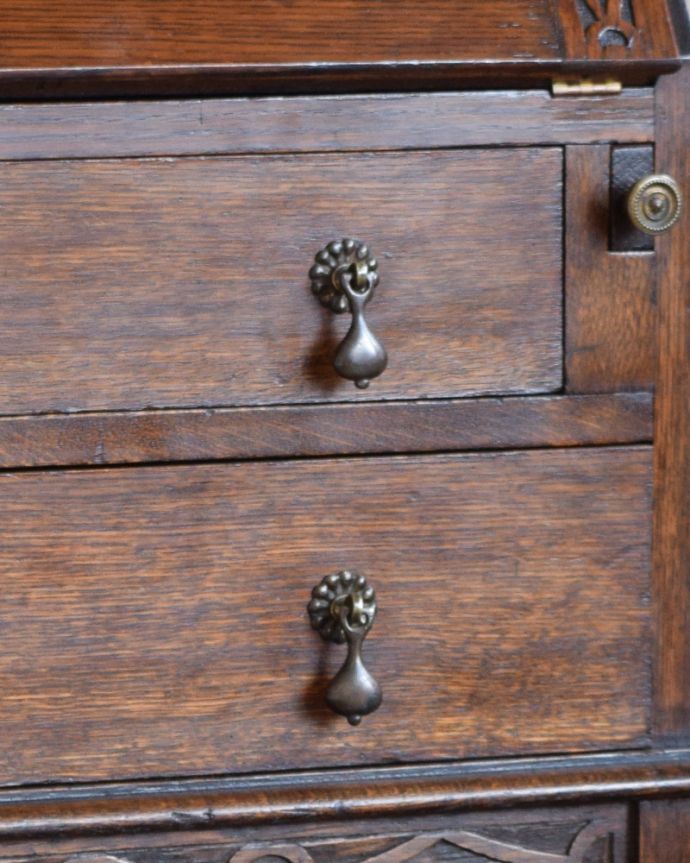 ビューロー アンティーク家具 小さいサイズのライティングビューロー、アンティークの英国輸入家具。アンティークならではのお洒落な取っ手。(q-907-f)