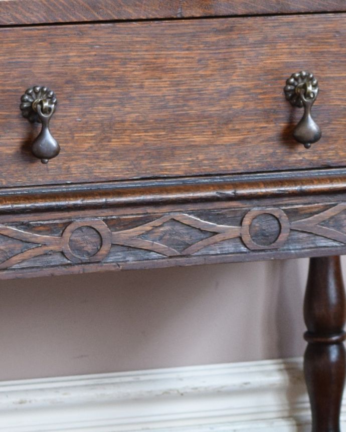 ビューロー アンティーク家具 小さいサイズのライティングビューロー、アンティークの英国輸入家具。脚元にも彫りが施されています。(q-907-f)