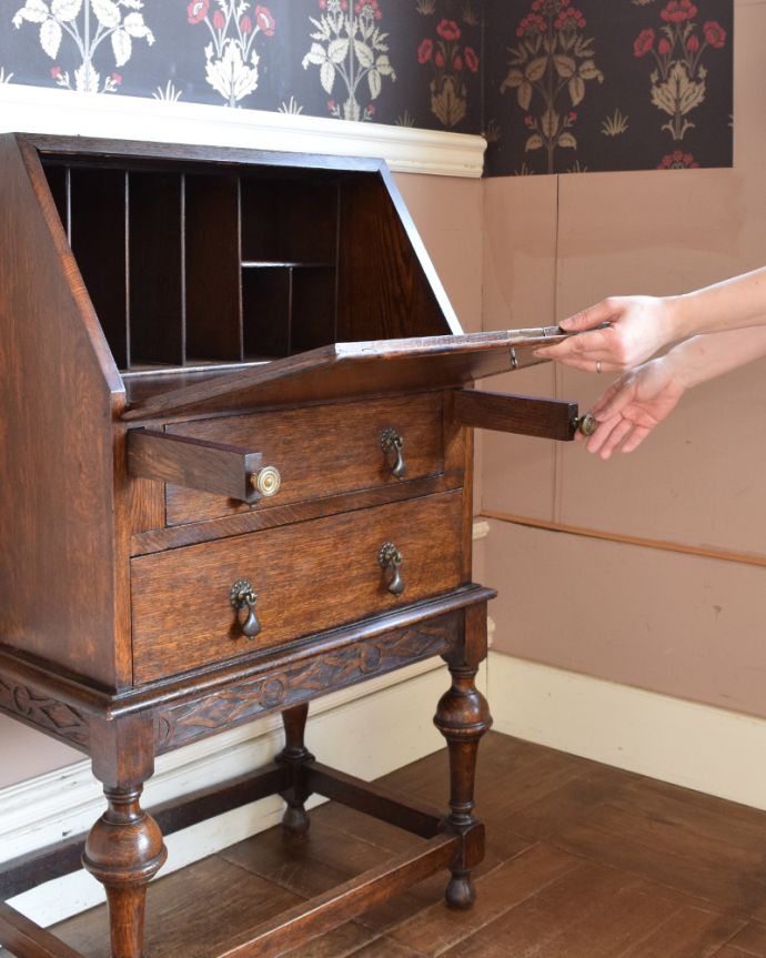 ビューロー アンティーク家具 小さいサイズのライティングビューロー、アンティークの英国輸入家具。ビューローは支えでしっかり固定されるので、安心してお使いいただけます。(q-907-f)