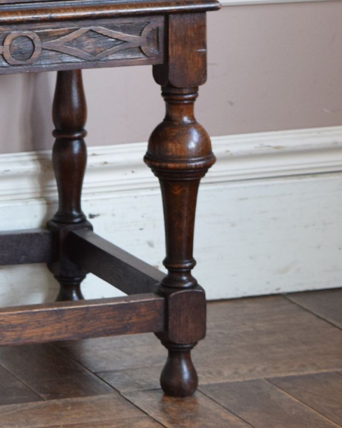 ビューロー アンティーク家具 小さいサイズのライティングビューロー、アンティークの英国輸入家具。安定感のある脚がしっかり支えます。(q-907-f)