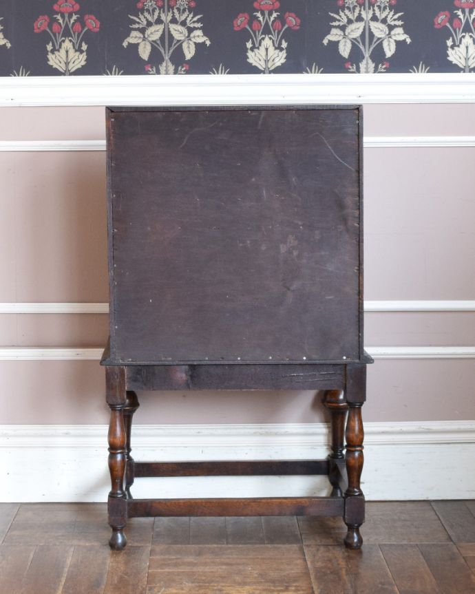 ビューロー アンティーク家具 小さいサイズのライティングビューロー、アンティークの英国輸入家具。アンティークは新品ではないので、もちろん経年変化によるキズはありますが、専門の職人が目立たないようキレイにお直しをしているので、後姿までキレイです。(q-907-f)