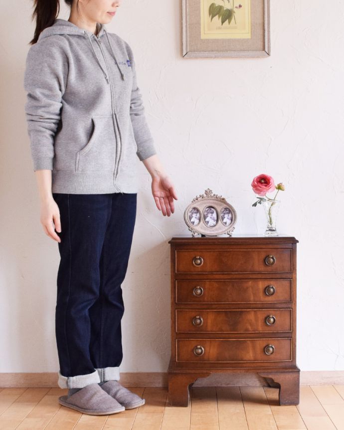 アンティークのチェスト　アンティーク家具　マホガニー材のベットサイドチェスト、イギリスのアンティーク輸入家具。とっても可愛いチェスト。(q-908-f)