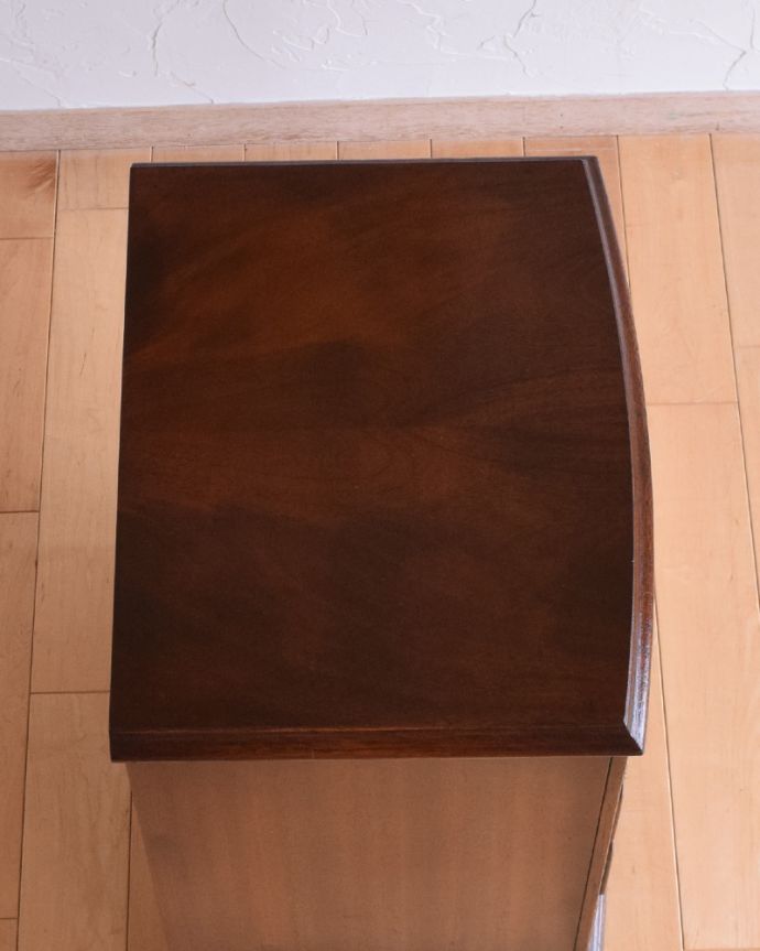 アンティークのチェスト　アンティーク家具　マホガニー材のベットサイドチェスト、イギリスのアンティーク輸入家具。天板も木目がとってもキレイです。(q-908-f)