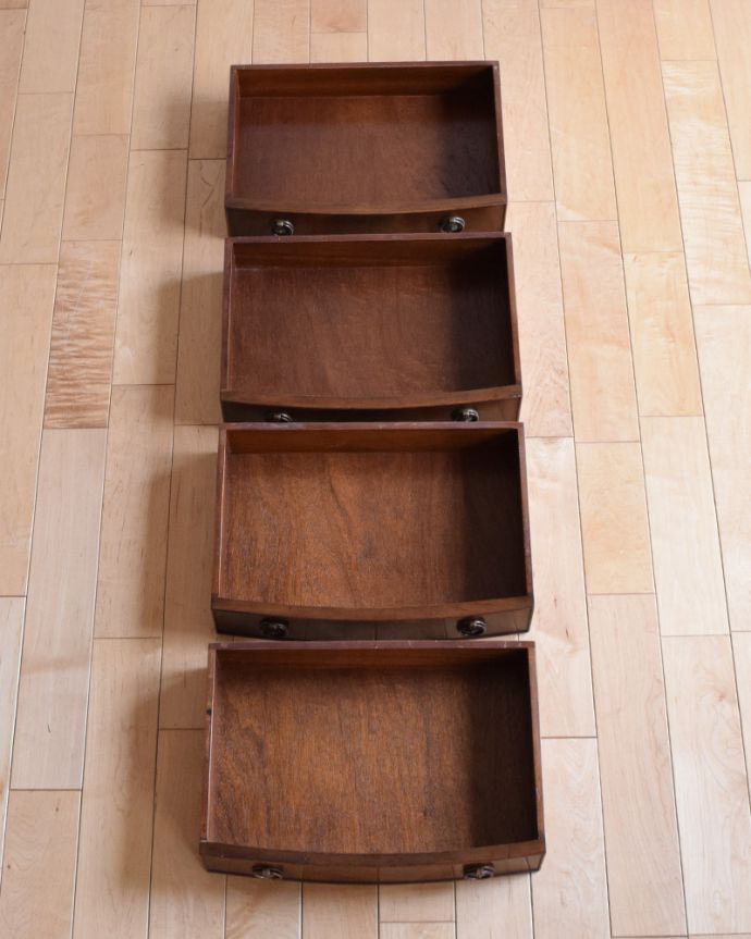 アンティークのチェスト　アンティーク家具　マホガニー材のベットサイドチェスト、イギリスのアンティーク輸入家具。引き出しは４杯。(q-908-f)