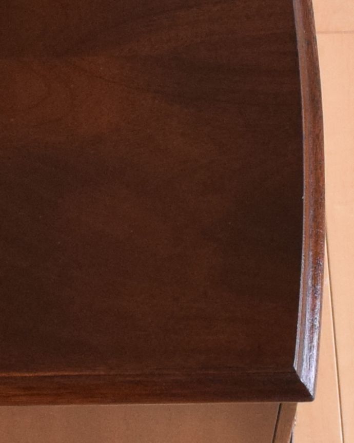 アンティークのチェスト　アンティーク家具　マホガニー材のベットサイドチェスト、イギリスのアンティーク輸入家具。きちんと修復しているので、届いたその日からお使いいただけます。(q-908-f)