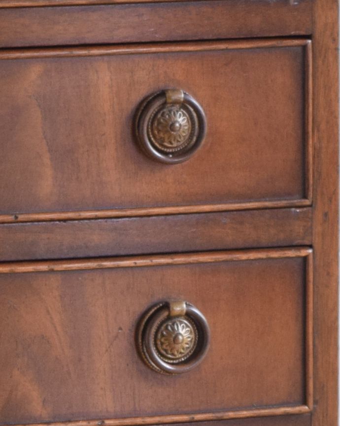 アンティークのチェスト　アンティーク家具　マホガニー材のベットサイドチェスト、イギリスのアンティーク輸入家具。高級感のあるリングタイプの取っ手が付いています。(q-908-f)