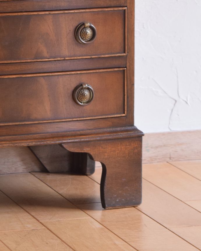 アンティークのチェスト　アンティーク家具　マホガニー材のベットサイドチェスト、イギリスのアンティーク輸入家具。上品なラインの脚がしっかりとキャビネットを支えます。(q-908-f)