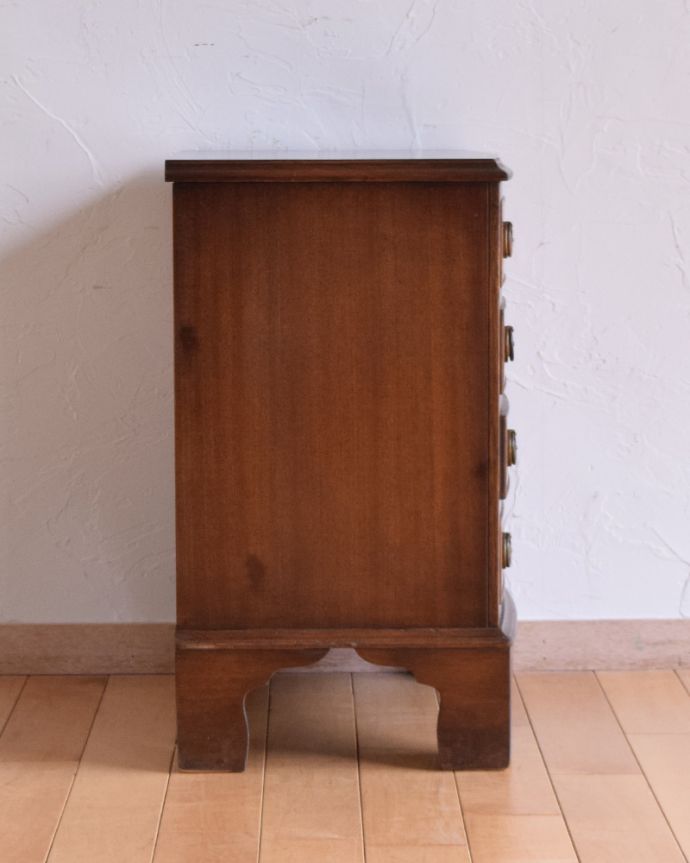 アンティークのチェスト　アンティーク家具　マホガニー材のベットサイドチェスト、イギリスのアンティーク輸入家具。サイドから見ても絵になります。(q-908-f)