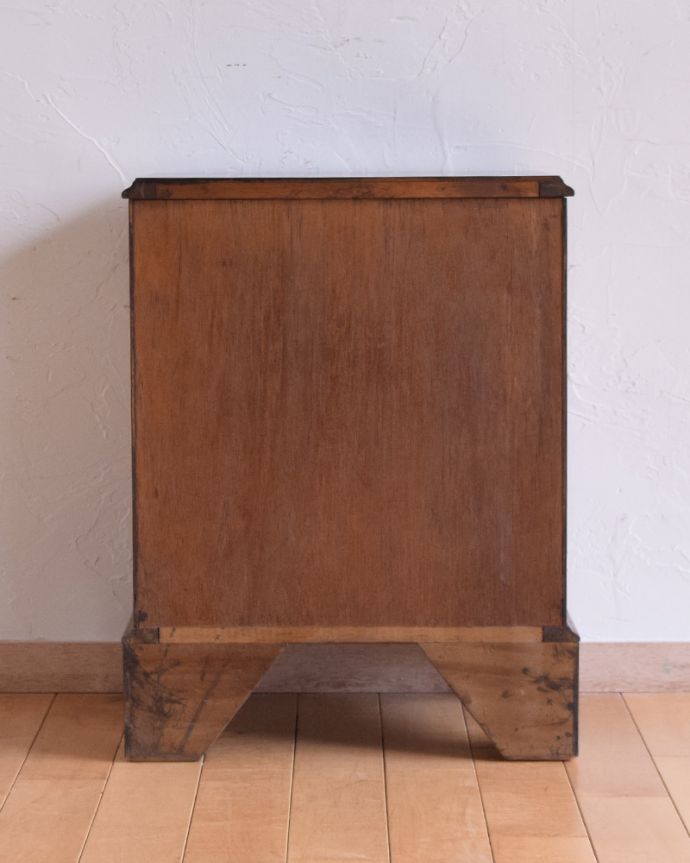 アンティークのチェスト　アンティーク家具　マホガニー材のベットサイドチェスト、イギリスのアンティーク輸入家具。アンティークは新品ではないので、もちろん経年変化によるキズはありますが、専門の職人が目立たないようキレイにお直しをしているので、後姿までキレイです。(q-908-f)