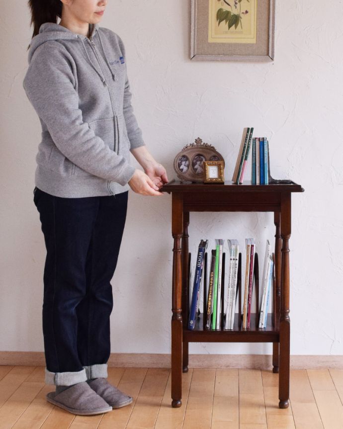 ロイドテーブル　アンティーク家具　マガジンラック付きのサイドテーブル、マホガニー材のアンティーク英国家具。ベッドやソファの横など、どこにでもちょこんと置けるコンパクトサイズで便利です。(q-909-f)