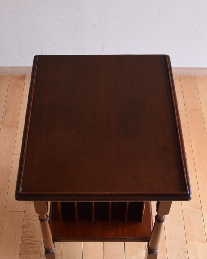 ロイドテーブル　アンティーク家具　マガジンラック付きのサイドテーブル、マホガニー材のアンティーク英国家具。天板もキレイに仕上げてあるので、ご安心ください。(q-909-f)