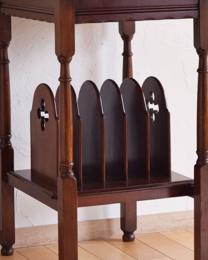 ロイドテーブル　アンティーク家具　マガジンラック付きのサイドテーブル、マホガニー材のアンティーク英国家具。棚になっているので、小物が置けます。(q-909-f)