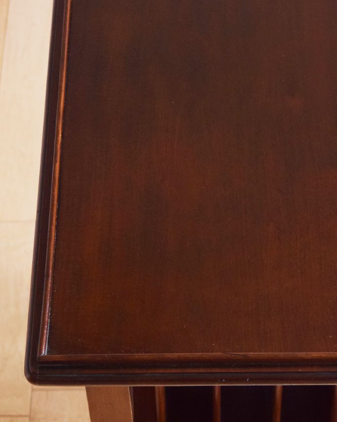 ロイドテーブル　アンティーク家具　マガジンラック付きのサイドテーブル、マホガニー材のアンティーク英国家具。アンティークならではの風合いをお楽しみ下さい。(q-909-f)