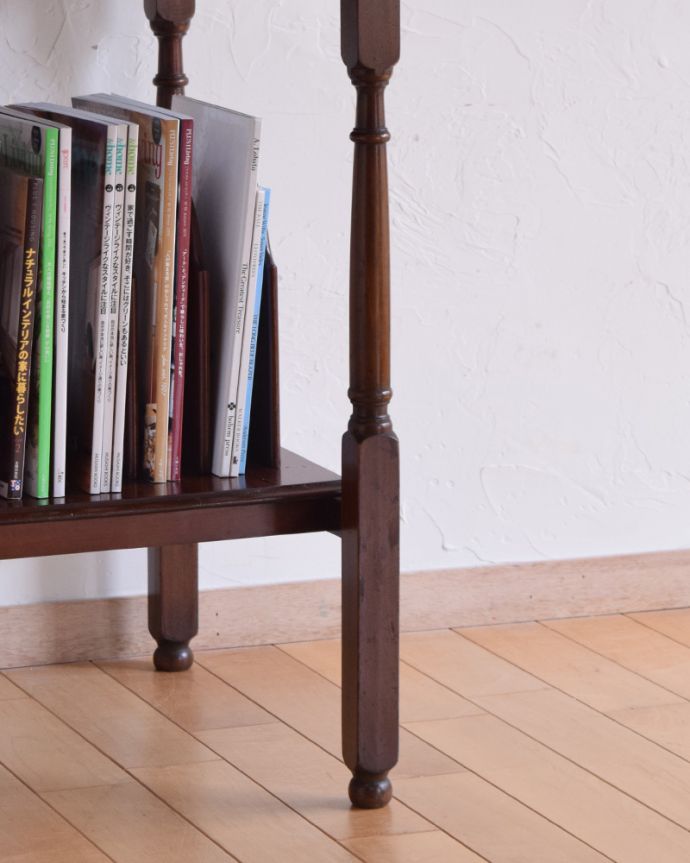 ロイドテーブル　アンティーク家具　マガジンラック付きのサイドテーブル、マホガニー材のアンティーク英国家具。しっかりした脚なので安定感があります。(q-909-f)