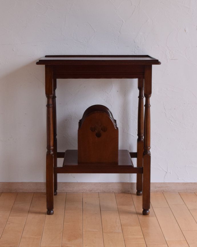 ロイドテーブル　アンティーク家具　マガジンラック付きのサイドテーブル、マホガニー材のアンティーク英国家具。美しい形なのでお部屋のオシャレポイントになります。(q-909-f)