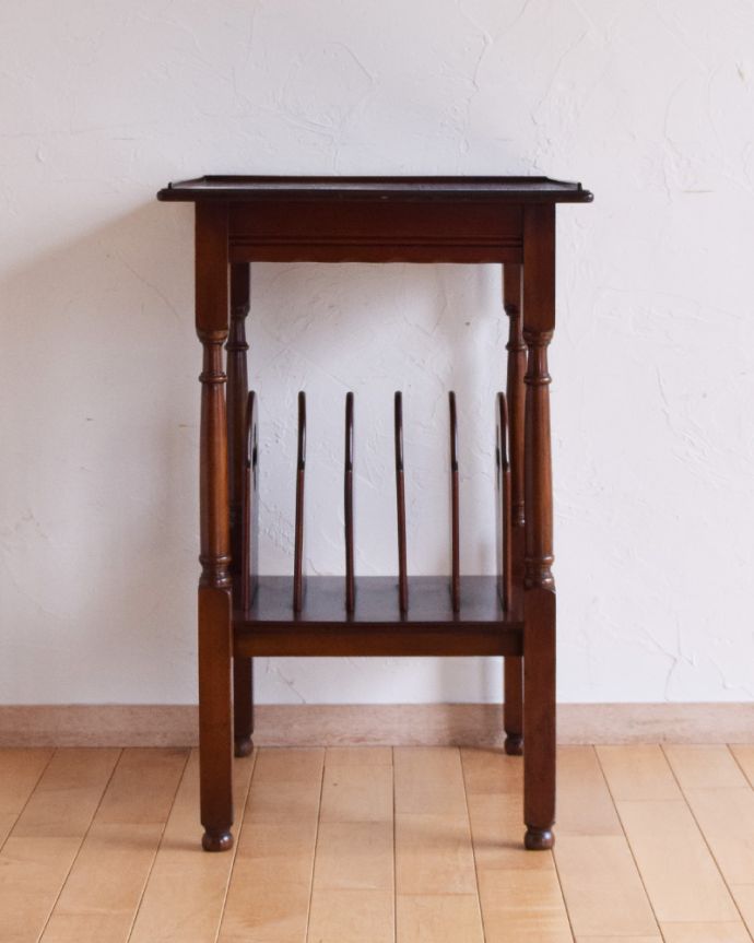 ロイドテーブル　アンティーク家具　マガジンラック付きのサイドテーブル、マホガニー材のアンティーク英国家具。アンティークは新品ではないので、もちろん経年変化によるキズはありますが、専門の職人が目立たないようキレイにお直しをしているので、後姿までキレイです。(q-909-f)