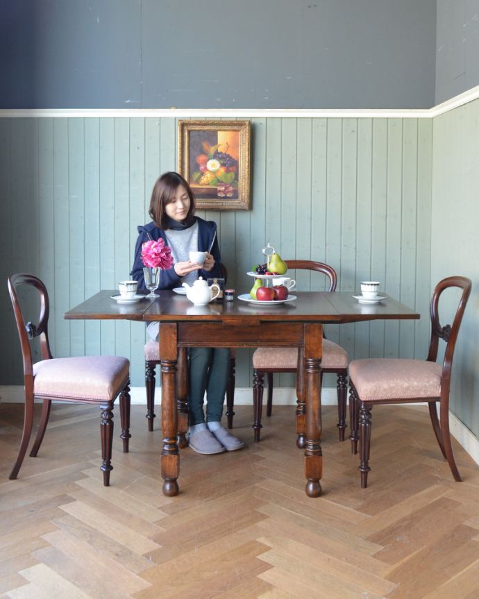 ロイドテーブル　アンティーク家具　スリムサイズで扱いやすいアンティークのドローリーフテーブル（英国家具）。閉じるとコンパクトになるのでアパートや一人住まいの方にもオススメ！食事、お茶の時間、パソコンや書き物、すべてこのテーブルでバッチリです。(q-910-f)