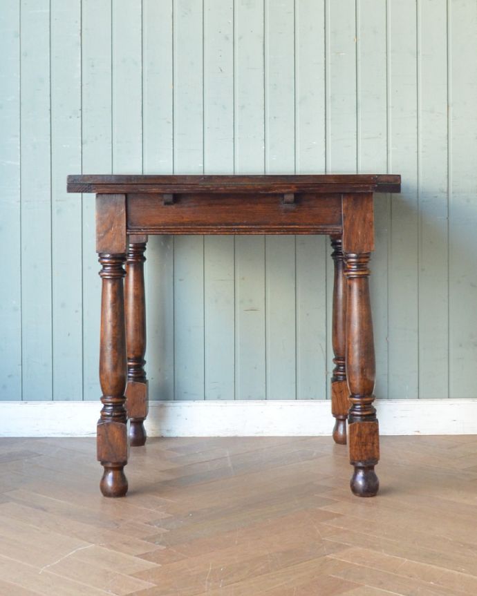 ロイドテーブル　アンティーク家具　スリムサイズで扱いやすいアンティークのドローリーフテーブル（英国家具）。アンティークは新品ではないので、もちろん経年変化によるキズはありますが、専門の職人が目立たないようキレイにお直しをしているので、後姿までキレイです。(q-910-f)