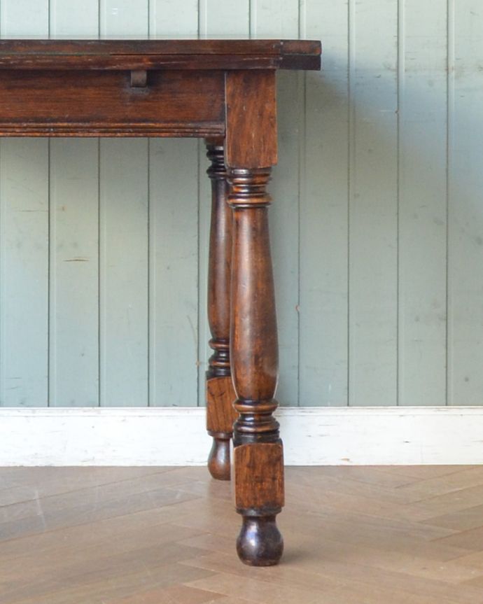 ロイドテーブル　アンティーク家具　スリムサイズで扱いやすいアンティークのドローリーフテーブル（英国家具）。キチンとお直ししました。(q-910-f)