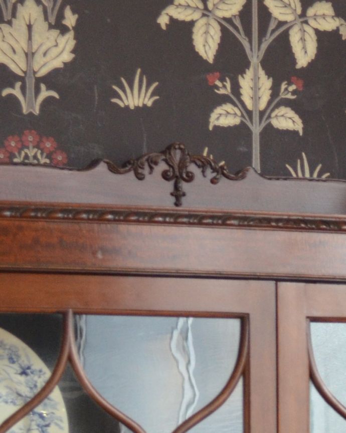 アンティークのキャビネット アンティーク家具 鍵がかかるブックケース(書庫)、イギリス入荷のアンティーク家具。細やかな彫が美しいです。(q-912-f)