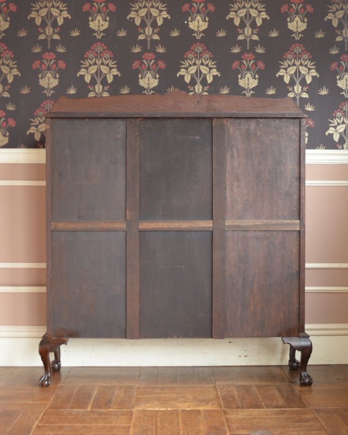 アンティークのキャビネット アンティーク家具 鍵がかかるブックケース(書庫)、イギリス入荷のアンティーク家具。アンティークは新品ではないので、もちろん経年変化によるキズはありますが、専門の職人が目立たないようキレイにお直しをしているので、後姿までキレイです。(q-912-f)