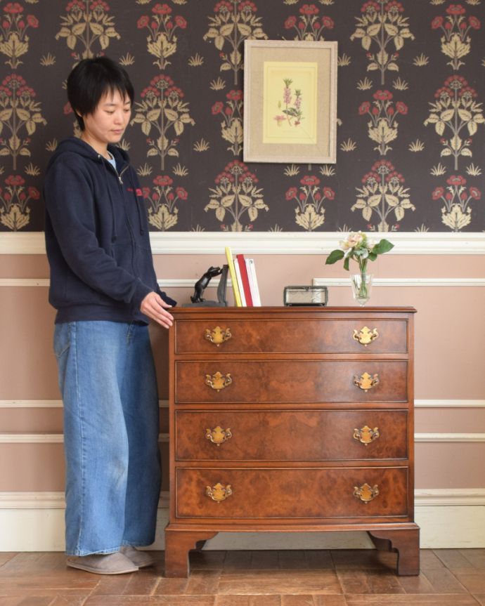 アンティークのチェスト アンティーク家具 重厚感のあるオシャレなチェスト、イギリス輸入のアンティーク家具。高級感があって女性らしい優しいシルエット。(q-913-f)