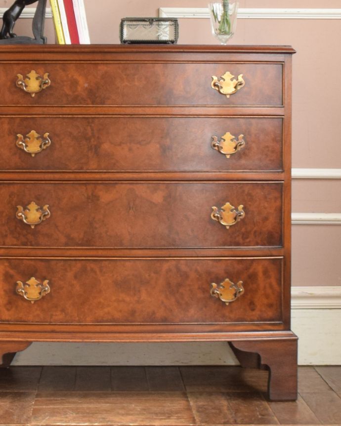 アンティークのチェスト アンティーク家具 重厚感のあるオシャレなチェスト、イギリス輸入のアンティーク家具。品のある色合いと木目です。(q-913-f)