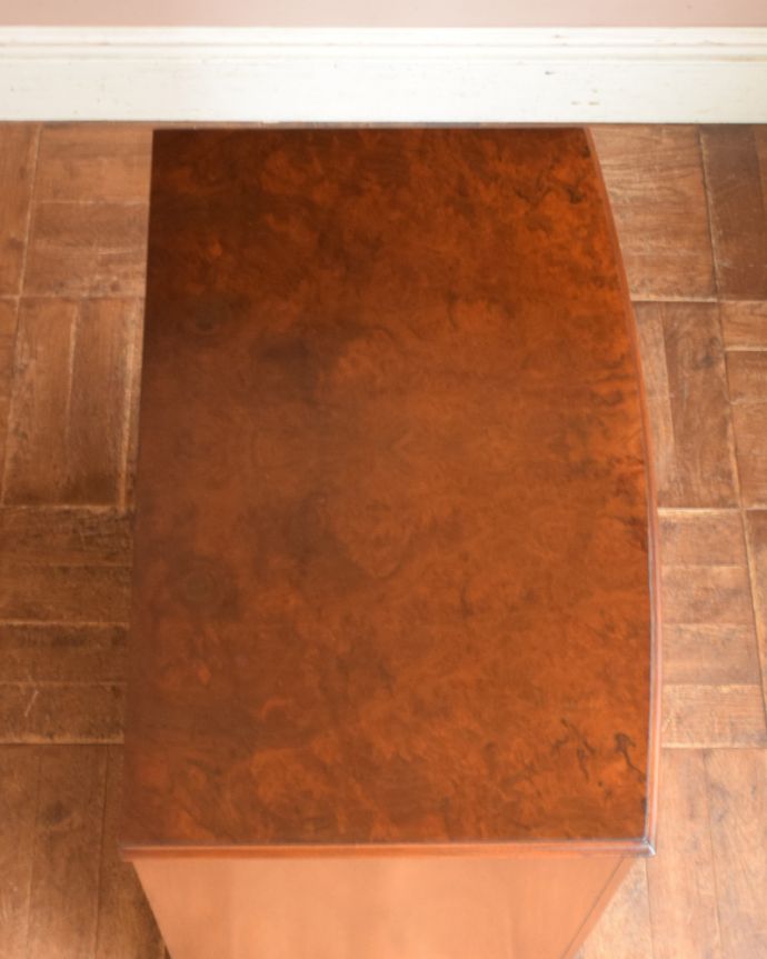 アンティークのチェスト アンティーク家具 重厚感のあるオシャレなチェスト、イギリス輸入のアンティーク家具。天板も木目がキレイです。(q-913-f)