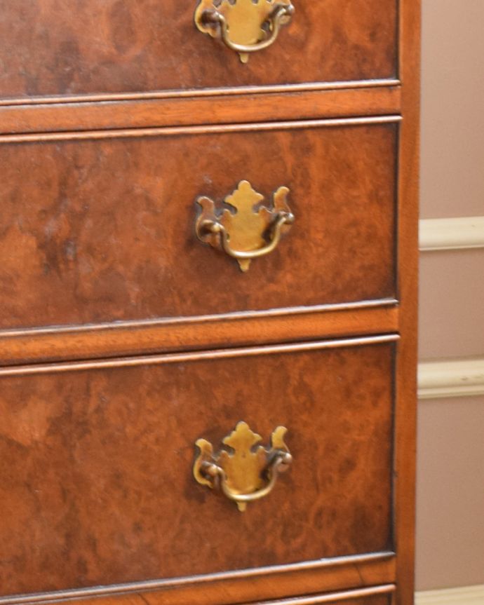 アンティークのチェスト アンティーク家具 重厚感のあるオシャレなチェスト、イギリス輸入のアンティーク家具。ハンドル形のオシャレな取っ手です。(q-913-f)