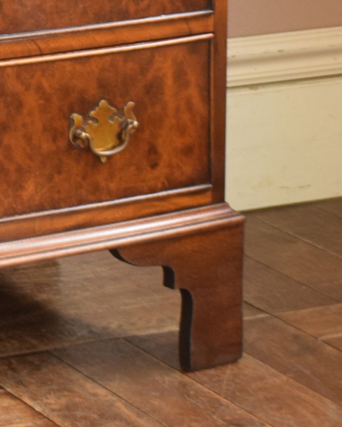 アンティークのチェスト アンティーク家具 重厚感のあるオシャレなチェスト、イギリス輸入のアンティーク家具。しっかりチェストを支えます。(q-913-f)