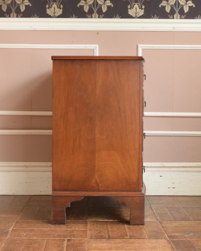 アンティークのチェスト アンティーク家具 重厚感のあるオシャレなチェスト、イギリス輸入のアンティーク家具。サイドから見ても絵になります。(q-913-f)