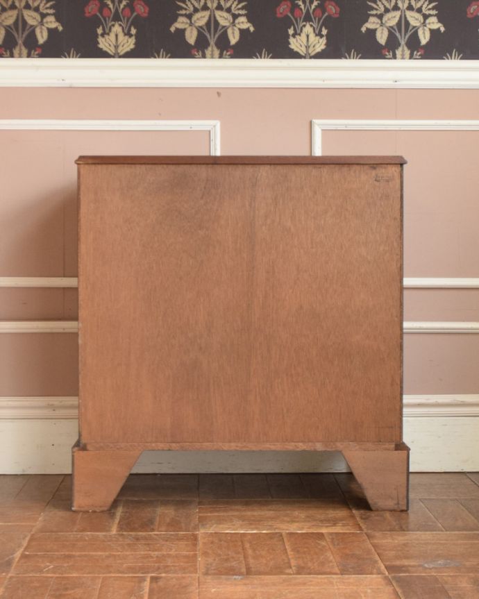 アンティークのチェスト アンティーク家具 重厚感のあるオシャレなチェスト、イギリス輸入のアンティーク家具。アンティークは新品ではないので、もちろん経年変化によるキズはありますが、専門の職人が目立たないようキレイにお直しをしているので、後姿までキレイです。(q-913-f)