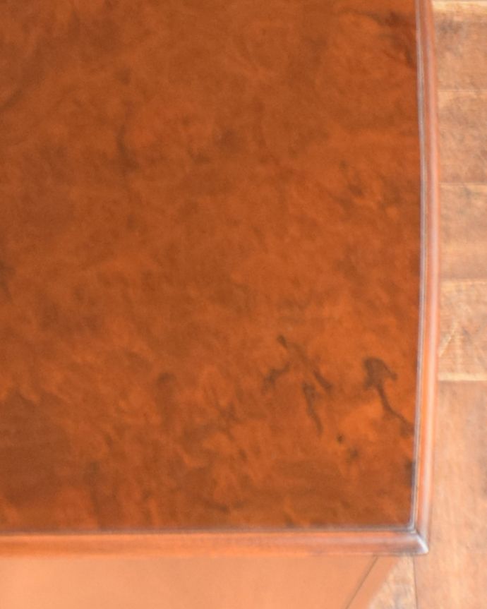 アンティークのチェスト アンティーク家具 重厚感のあるオシャレなチェスト、イギリス輸入のアンティーク家具。さり気なく入った装飾。(q-913-f)