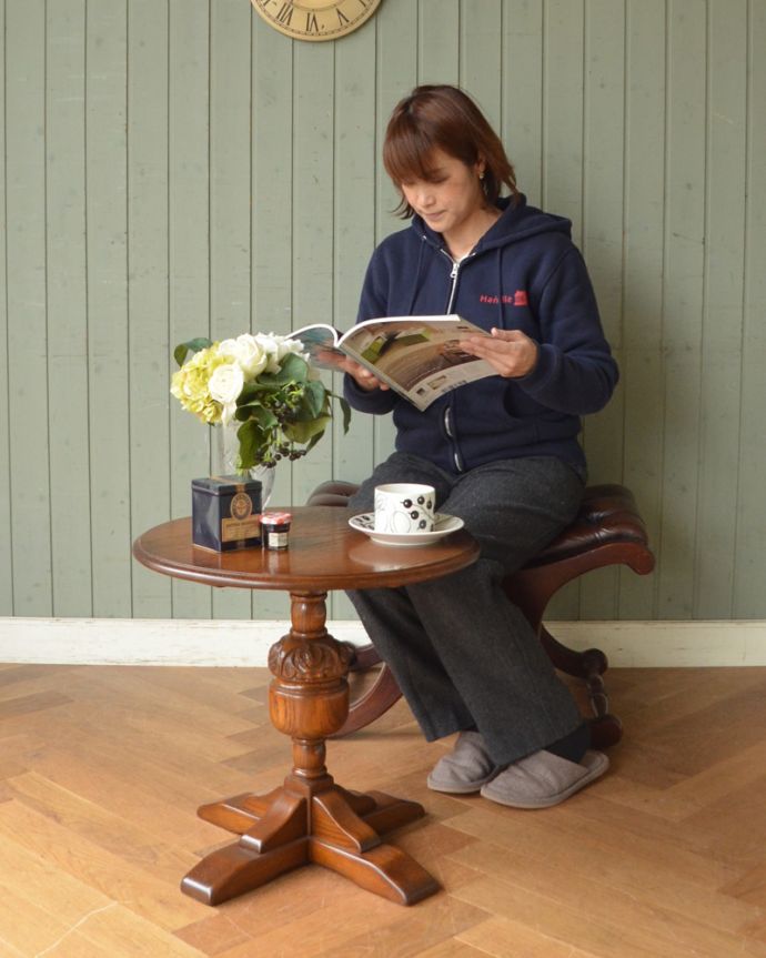 アンティークのテーブル　アンティーク家具　オシャレな脚のラウンドコーヒーテーブル、イギリス輸入のアンティーク家具。持ち運びも簡単なサイズなので、お茶とお菓子を並べて、どこでもリラックスした時間を楽しめます。(q-914-f)