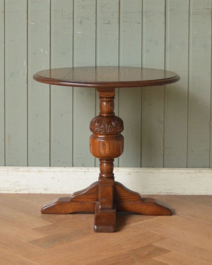 アンティークのテーブル　アンティーク家具　オシャレな脚のラウンドコーヒーテーブル、イギリス輸入のアンティーク家具。アンティークは新品ではないので、もちろん経年変化によるキズはありますが、専門の職人が目立たないようキレイにお直しをしているので、後姿までキレイです。(q-914-f)