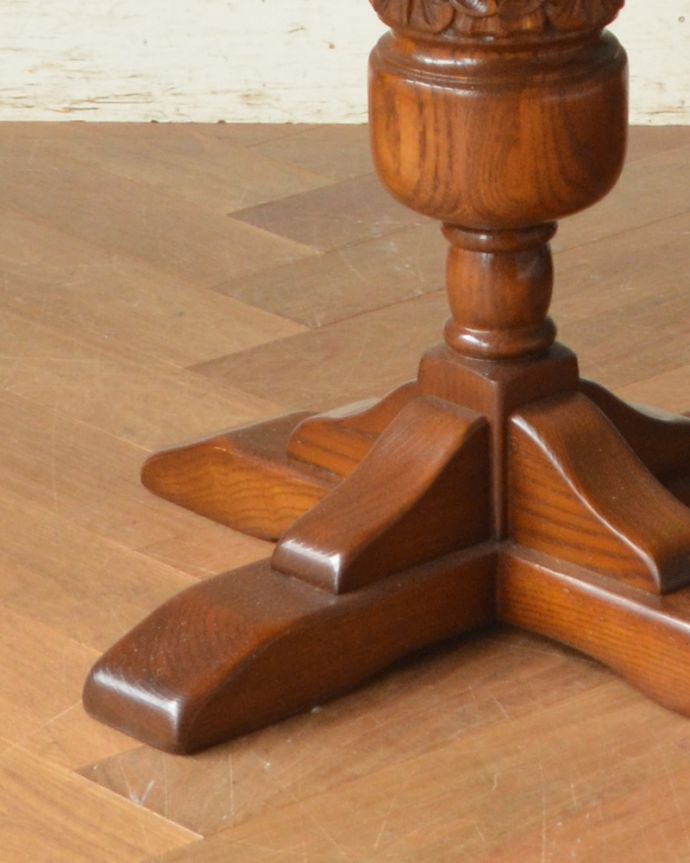 アンティークのテーブル　アンティーク家具　オシャレな脚のラウンドコーヒーテーブル、イギリス輸入のアンティーク家具。脚の付け根から先まで美しいです。(q-914-f)