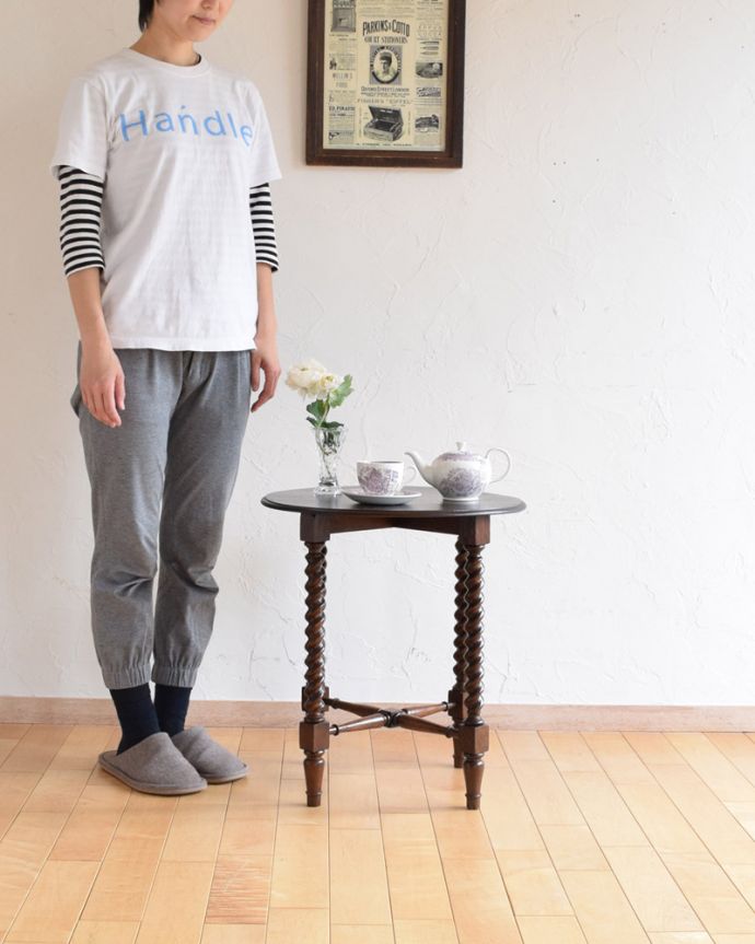 アンティークのテーブル　アンティーク家具　英国のアンティーク家具、ツイストの脚のオケージョナルテーブル（サイドテーブル）。パソコンやお茶をするテーブルにピッタリ！お部屋の片隅に置いてあるだけでオシャレな空気になります。(q-917-f)