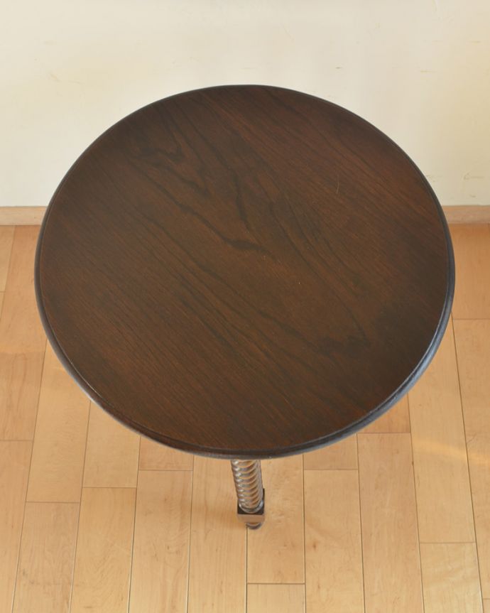 アンティークのテーブル　アンティーク家具　英国のアンティーク家具、ツイストの脚のオケージョナルテーブル（サイドテーブル）。上から見ると、天板はこんな感じ。(q-917-f)